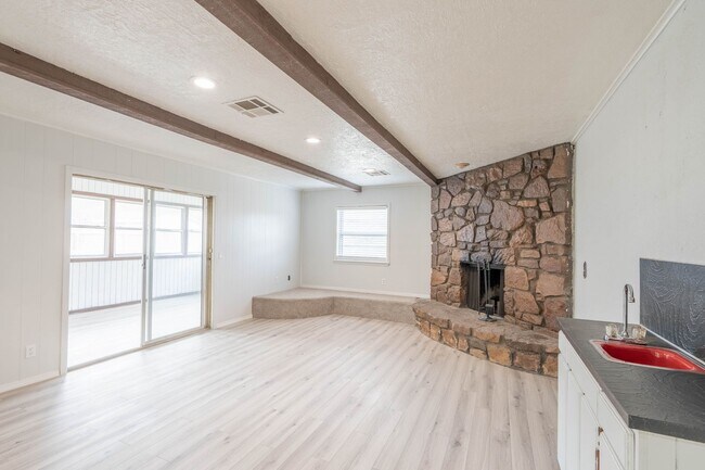 Building Photo - Bright and clean 3 bedroom home!