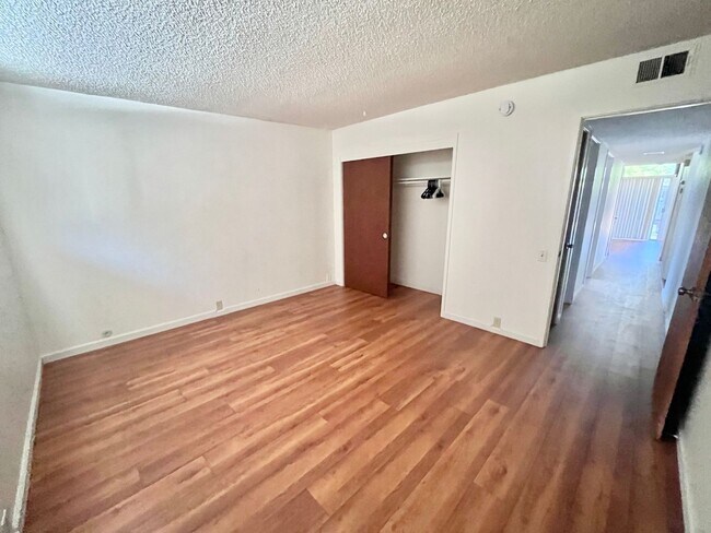 Building Photo - Charming 2-bedroom, 1-bath duplex with a yard