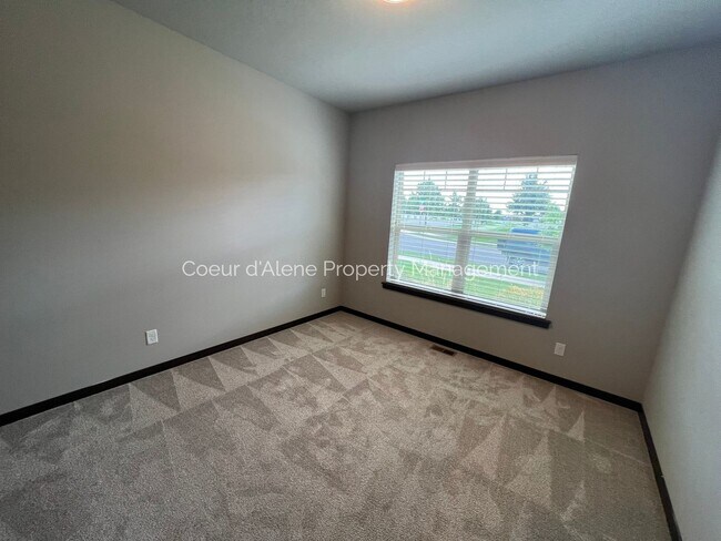 Building Photo - 4025 W Homeward Bound Blvd