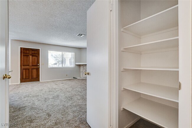 Building Photo - 2713 Otter Creek Ct