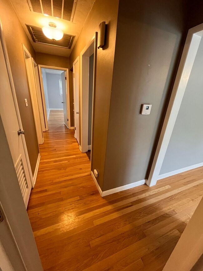 Building Photo - Upgraded 3 bed 2 bath large backyard