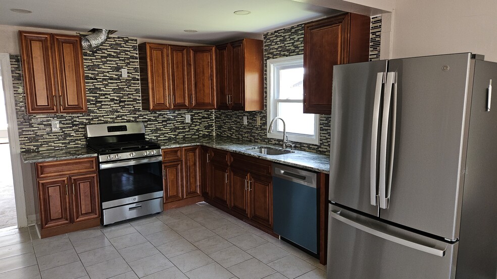 Primary Photo - 2910 E Walnut St