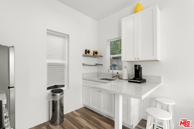 Building Photo - 460-460 N Alfred St