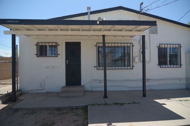 Building Photo - Charming 1 Bedroom 1 Bath House! Great Central Tucson Location!