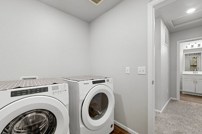 Building Photo - Stunning 3-Bed Townhome in Northglenn w/ 2...