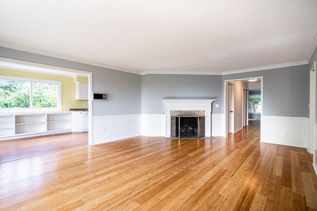 Building Photo - LIVE ON LAKE MICHIGAN IN THIS SPACIOUS CONDO!