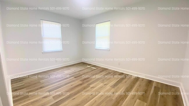 Building Photo - 428 N Oak St