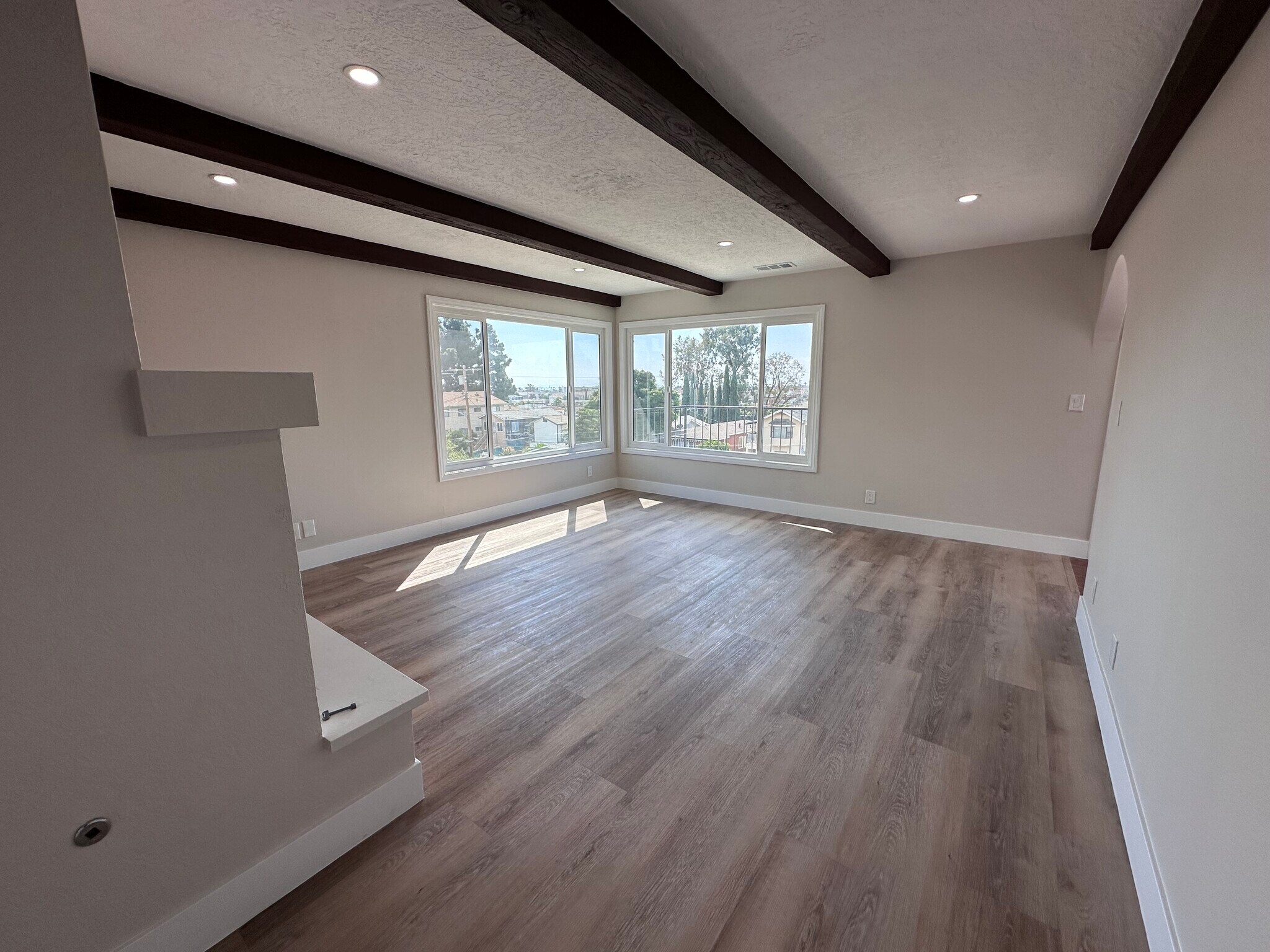 Living room with ocean views - 770 W 2nd St