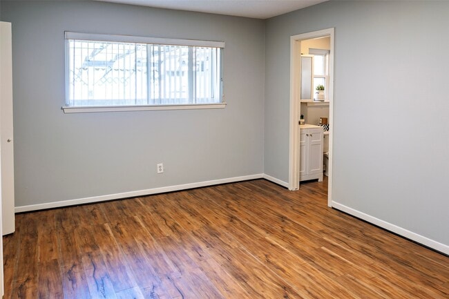 Building Photo - 408 Travis St