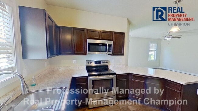 Building Photo - Beautiful Townhome with Open Floorplan and Covered Patio