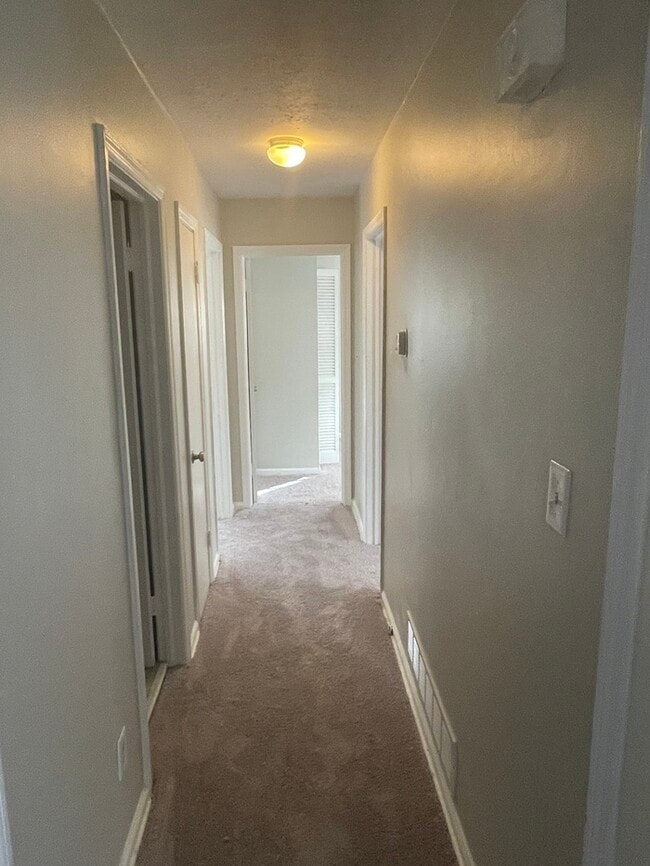 Building Photo - Great Location!