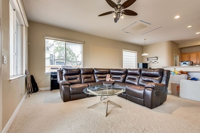 Building Photo - Luxurious, Entertainers Dream 4 Bedroom Home