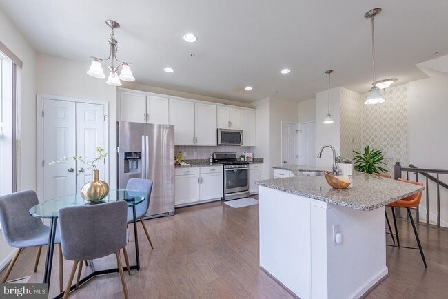 Building Photo - 43376 Town Gate Square