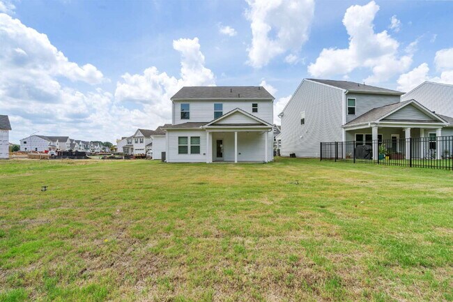 Building Photo - Experience Modern Comfort: Spacious 4-Bedr...