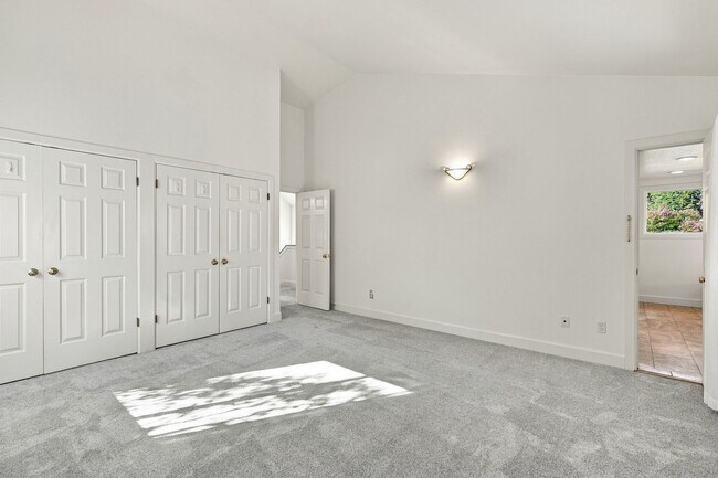 Building Photo - 25 Biscayne Ct