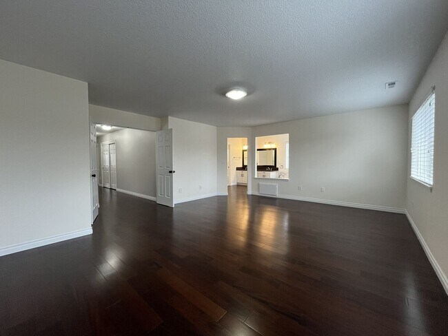 Building Photo - Grand 5 Bedroom Home Featuring 19ft Ceilings, Family Room & Main-Level Suite