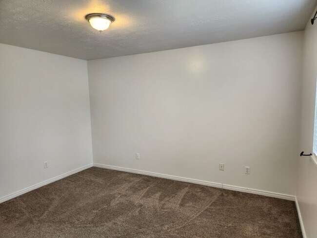 Building Photo - Great 4 Bd 3 Bath Home in Draper