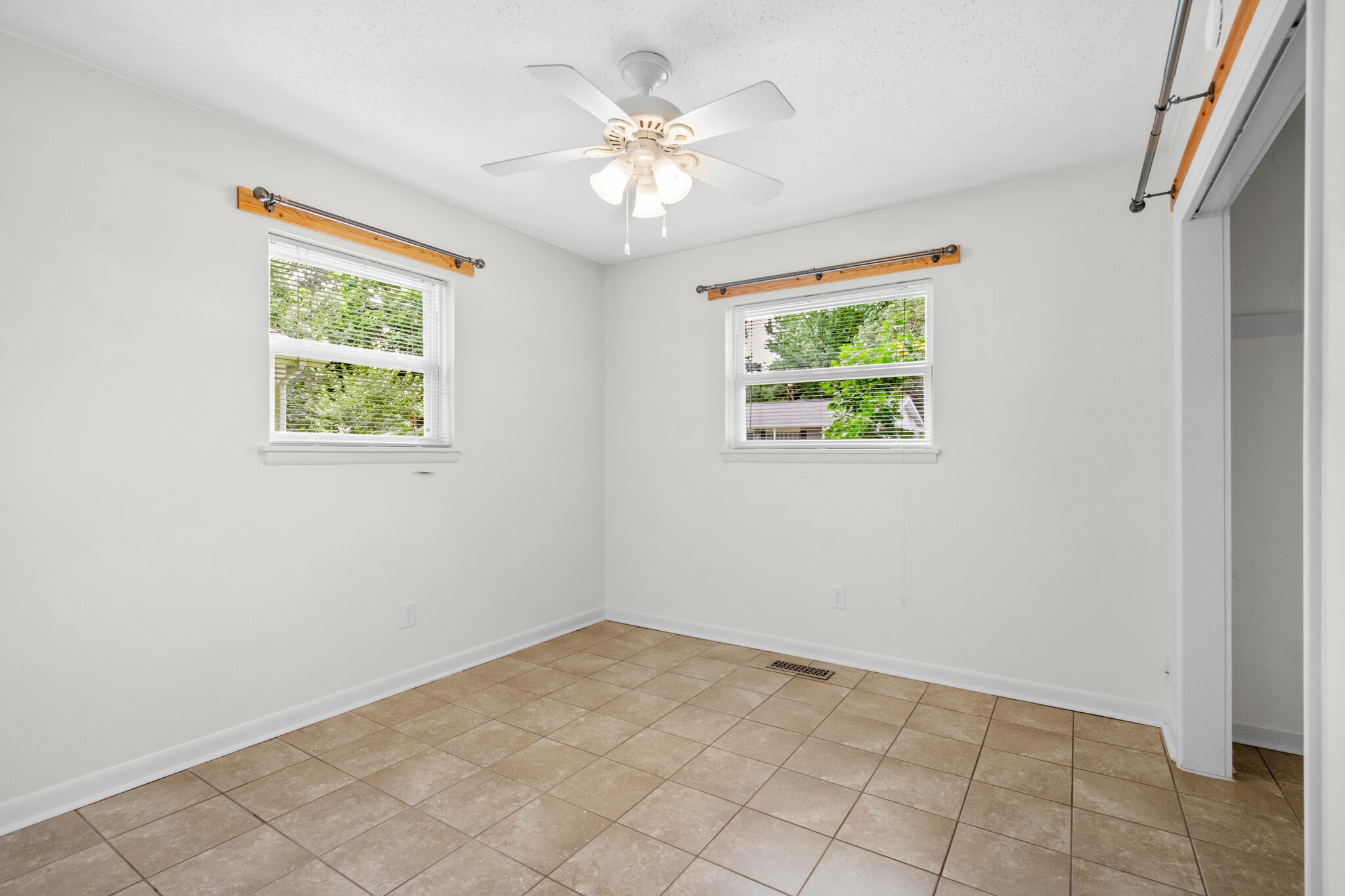 Building Photo - 840 W Davis St