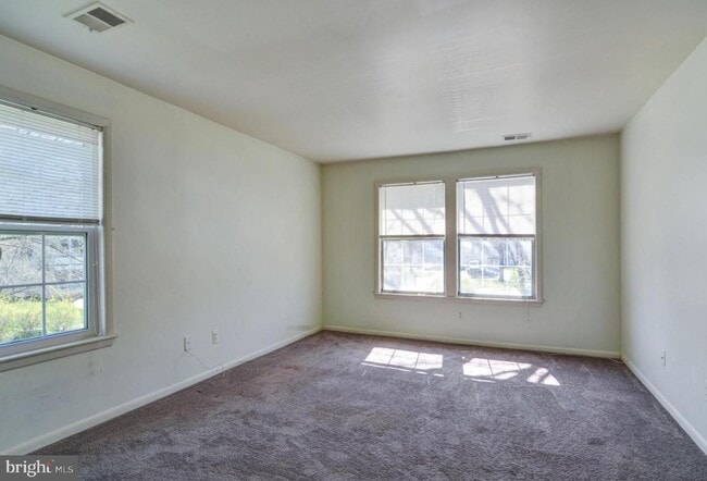 Building Photo - 302 Trinity Ct