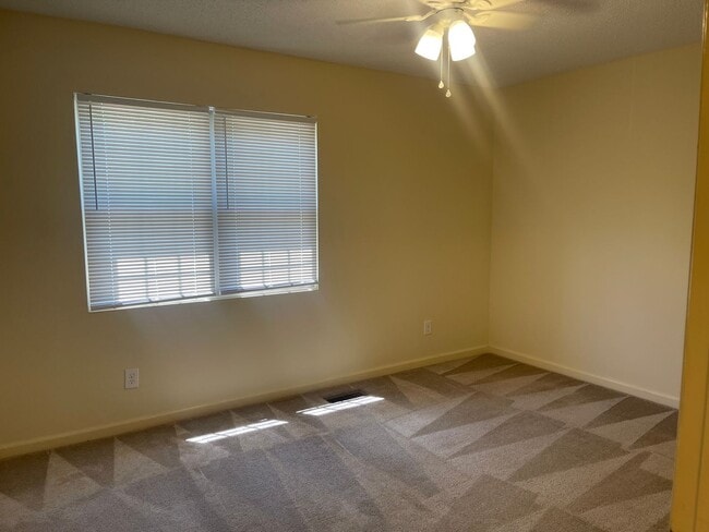 Building Photo - Beautiful 2-Bedroom Townhome in a Prime Location!