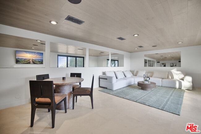 Building Photo - 7212 Mulholland Dr