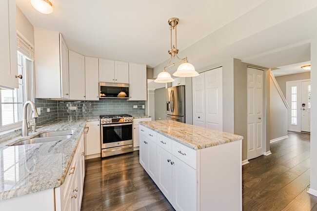 Building Photo - 1371 Braymore Cir E