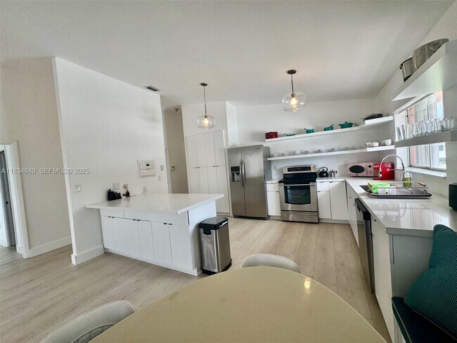 Building Photo - 10911 N Bayshore Dr