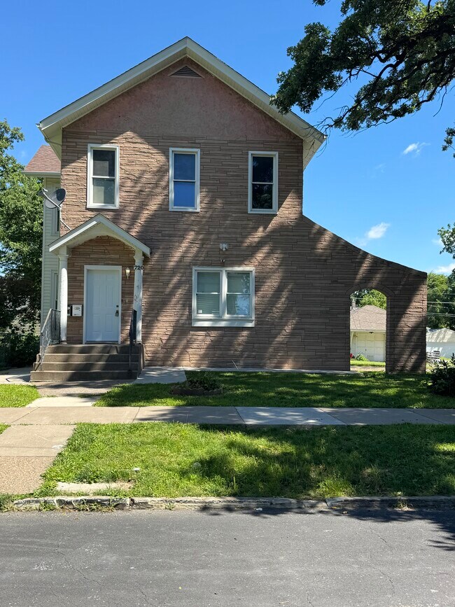 Building Photo - 720 E 14th St