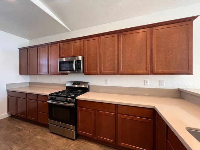 Building Photo - Large 4 bedroom home located in Green Vall...