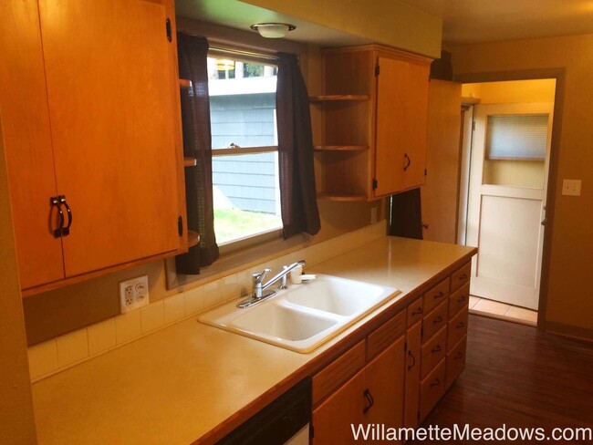 Building Photo - Amazing 4 Bedrooms, 2 Bathrooms, House in South Salem