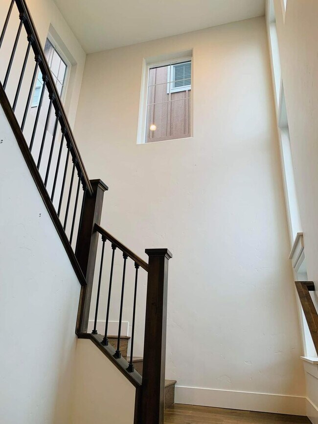 Building Photo - Stunning Home in Harris Ranch with Community Pool!