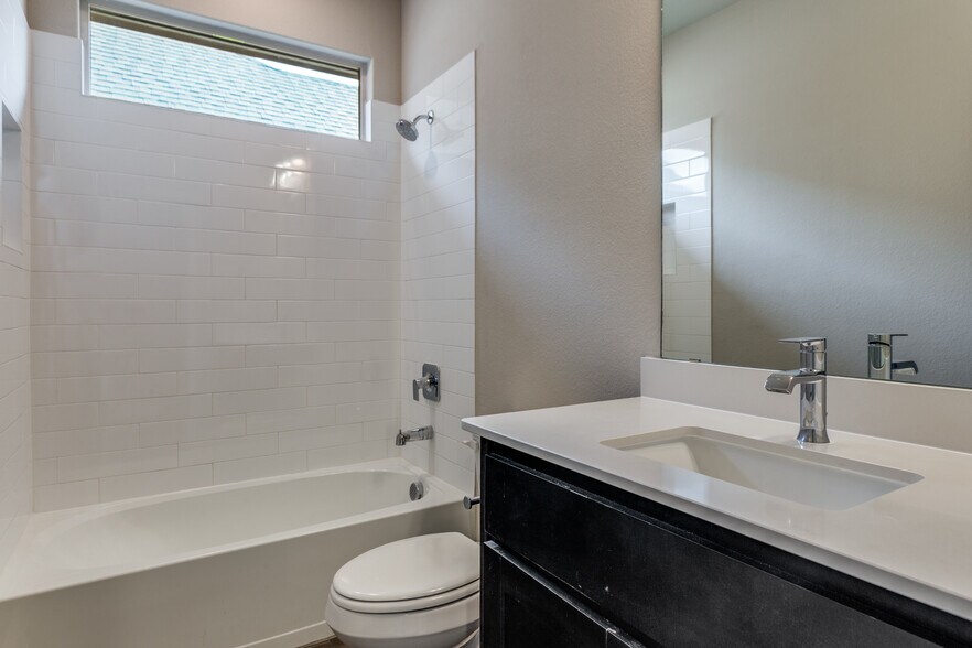 Hall bath - 11516 Lavonia Rd
