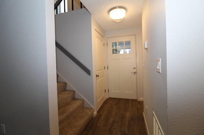 Building Photo - Charming 3 Bedroom Rental in Kirkland, WA ...