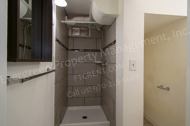 Building Photo - Updated Garden Level Apartment in Central ...