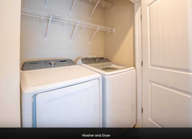 Building Photo - PERFECT "WORK FROM HOME" LOCATION TO ESCAP...