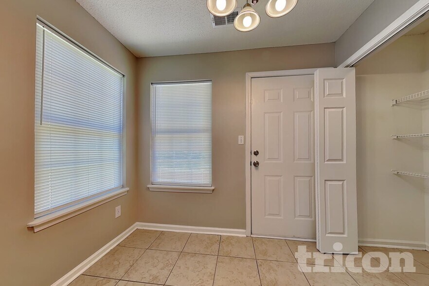 Building Photo - 5425 Brickleberry Way