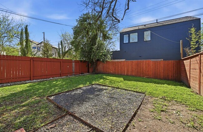 Building Photo - 3203 Locke Ln