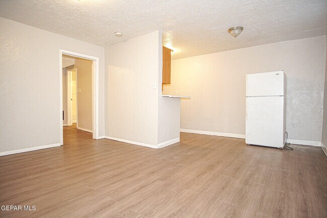 Building Photo - 419 E Schuster Ave