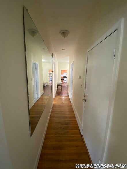 Building Photo - 569 Main St