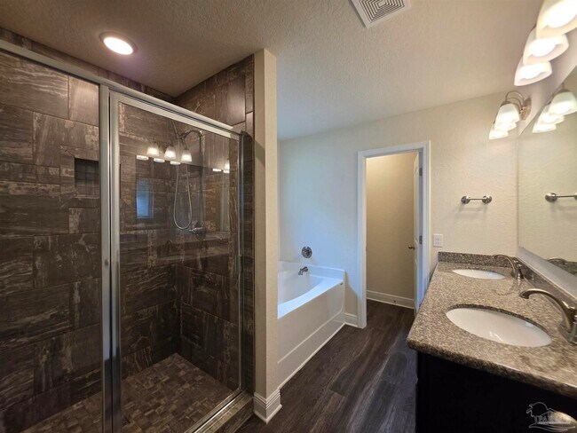 Building Photo - 5165 Peach Dr