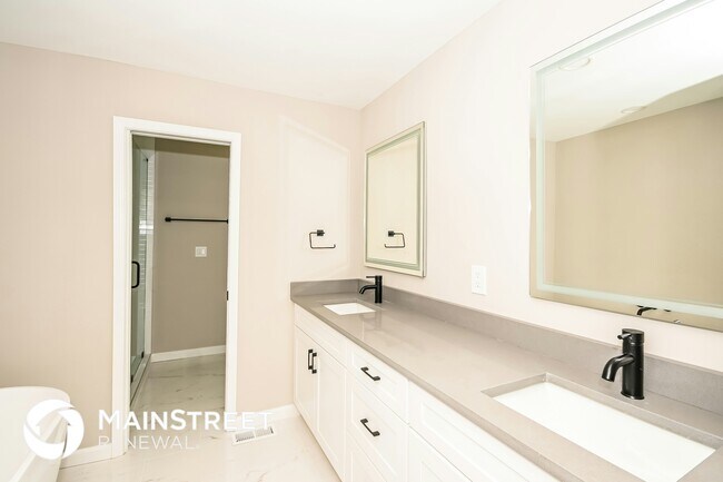 Building Photo - 2448 Kingsley Dr NE