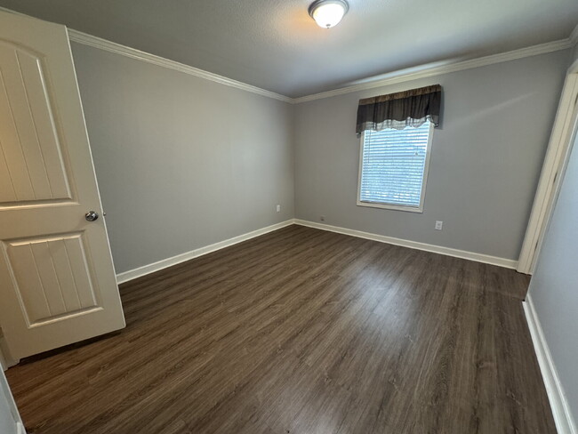 Building Photo - Three bed two bath in Fischer close to Can...