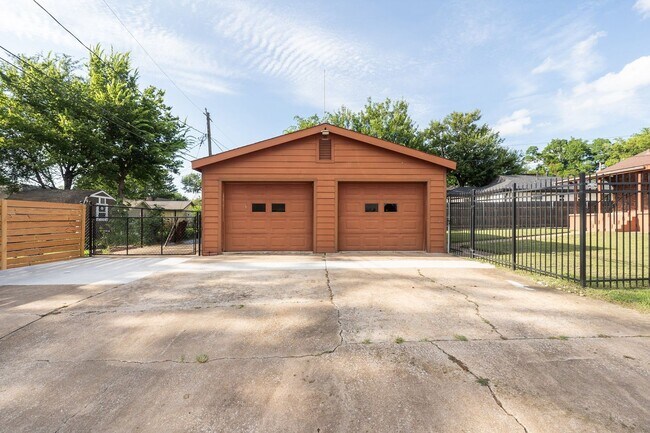 Building Photo - Midtown 3/2 with 2 Car Garage!