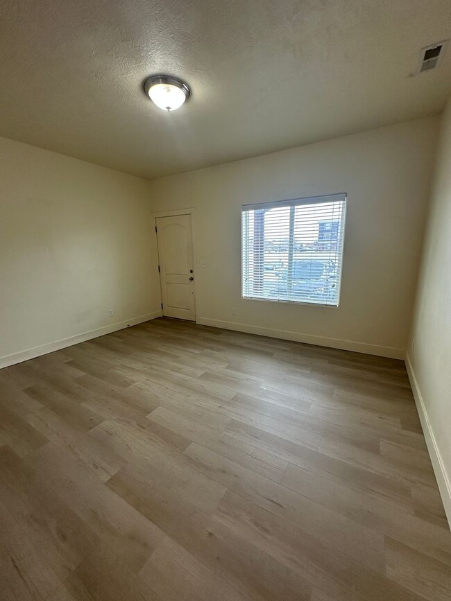 Building Photo - 2 bedroom, 2.5 bathroom townhome at Lincol...