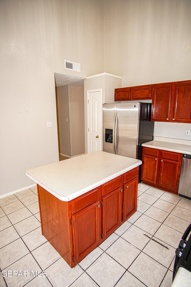 Building Photo - 13944 Roslyn Dr