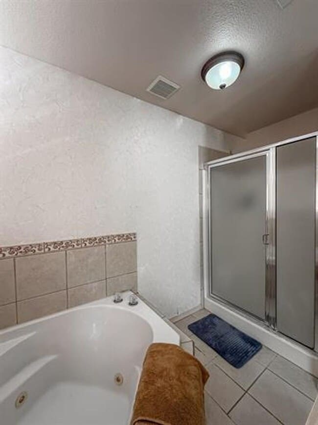 Building Photo - 3 Bedroom 2 bath