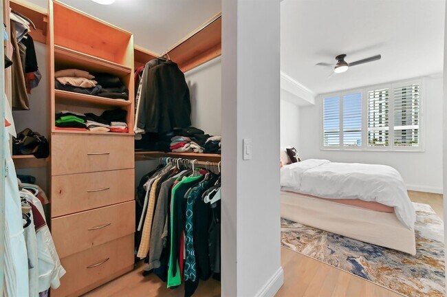 Building Photo - 350 SE 2nd St