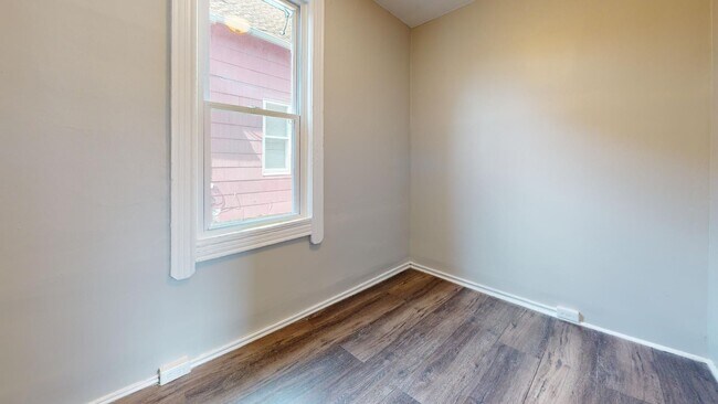 Building Photo - Clark/Fulton - 4 bed/1 bath - Single Family Home