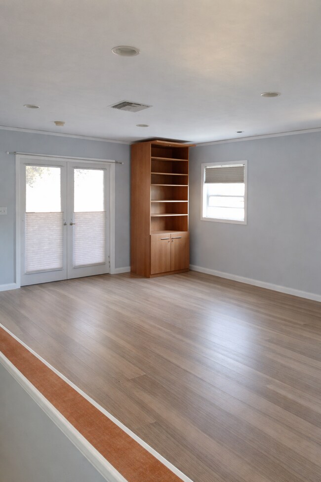 Building Photo - "Charming 3-Bedroom Oasis on Sunset Avenue – 1892 Sq. Ft. of Comfort and Style in Pasadena!"