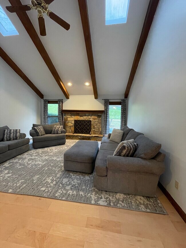 Building Photo - 4683 Shadyside Ln